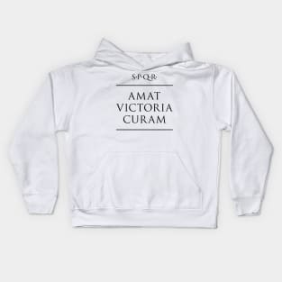 Latin quote Amat victoria curam Kids Hoodie